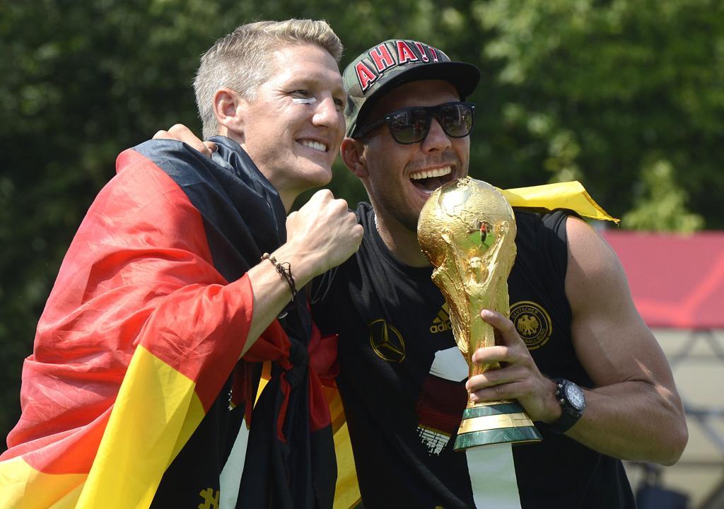 Schweinsteiger y Podolski festejando el campeonato del 2014