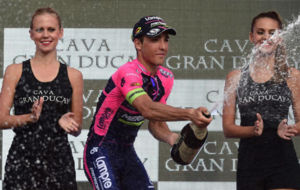 Valerio Conti celebra la victoria en la etapa