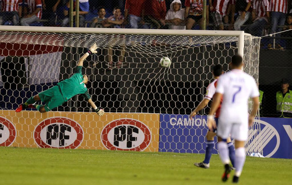 Toselli no puede ante el remate en el primer gol paraguayo.