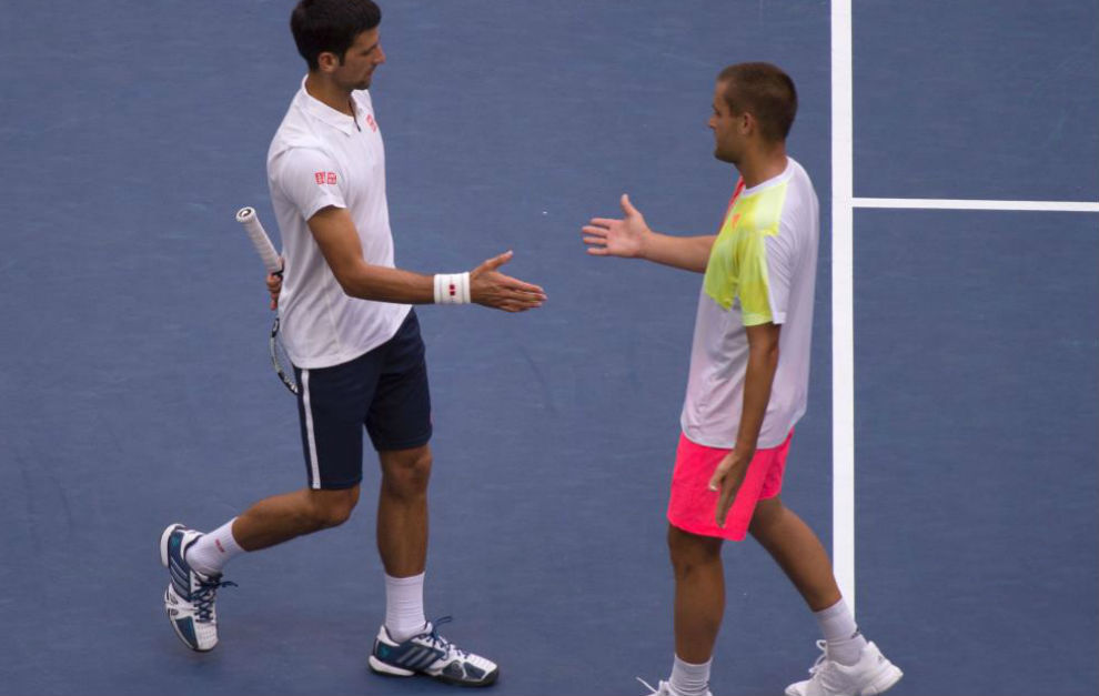 Djokovic y Youzhny se saludan en la red