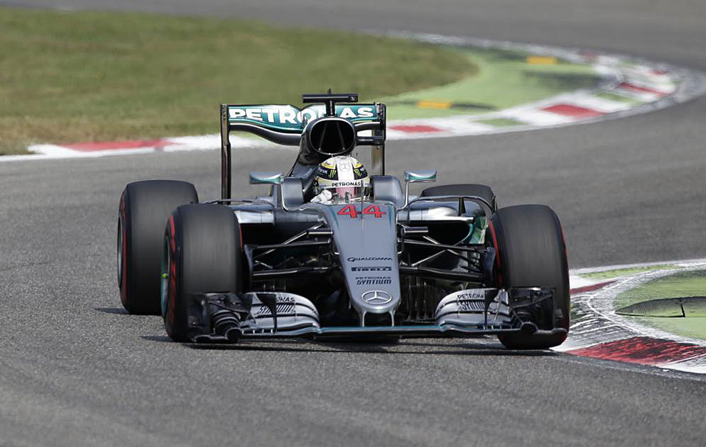 Hamilton pilota su Mercedes en Monza.
