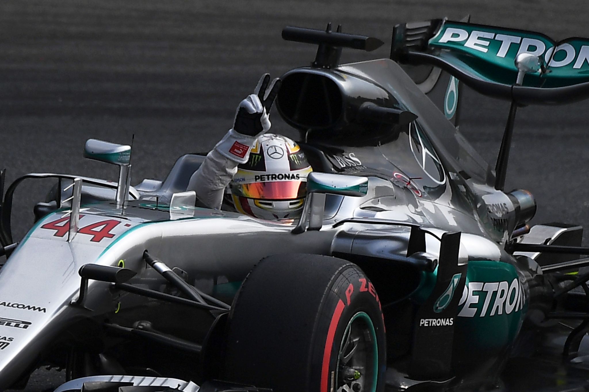 Hamilton, celebrando su pole despus de realizar su mejor vuelta