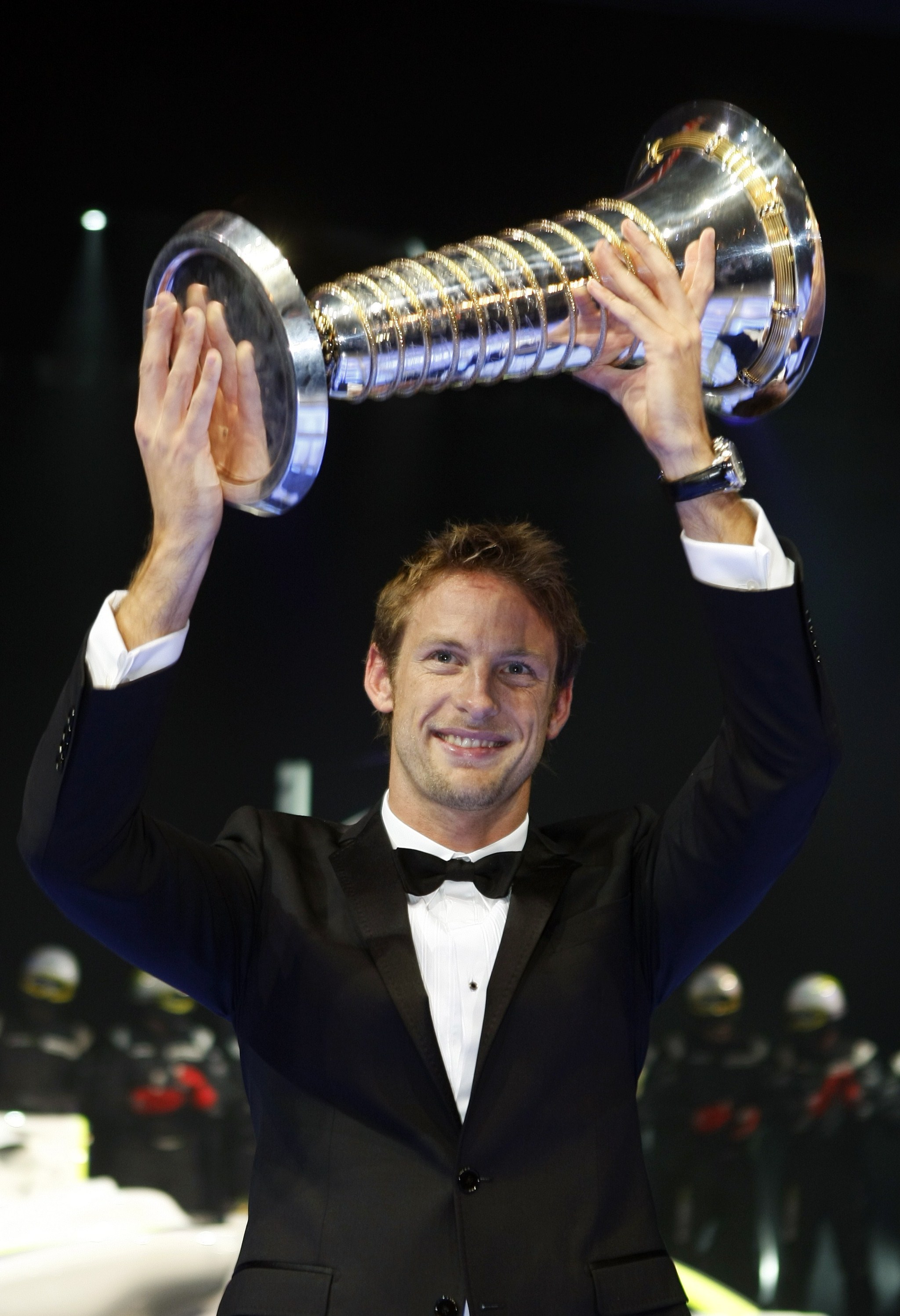 Button levanta el trofeo de campen de la F1 2009