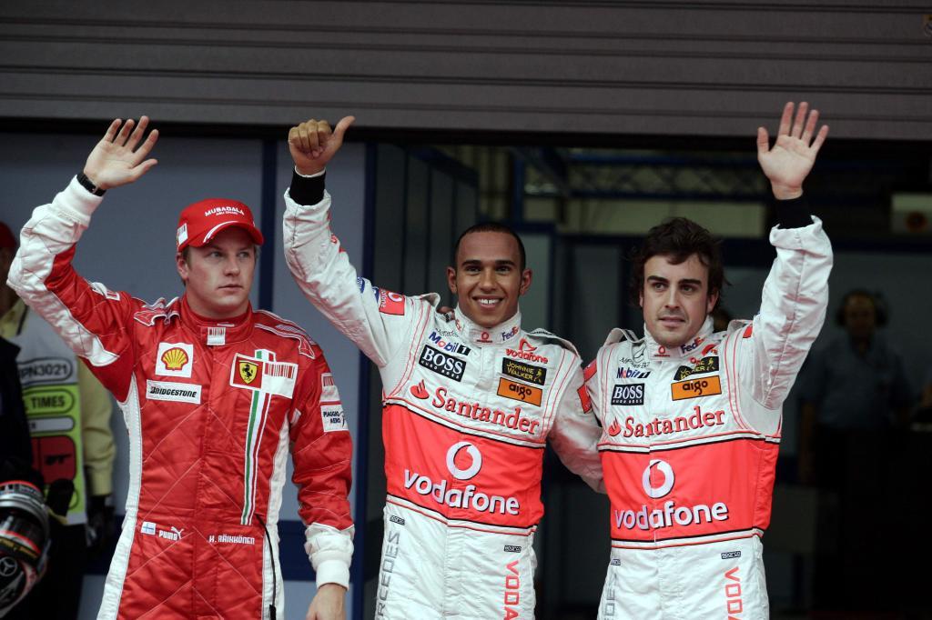 Kimi Raikkonen, Lewis Hamilton y Fernando Alonso en un Gran Premio de...