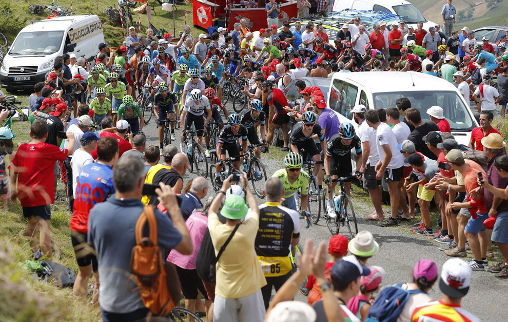 El peloton subiendo el Col del Aubisque en la 14 Etapa de La Vuelta...