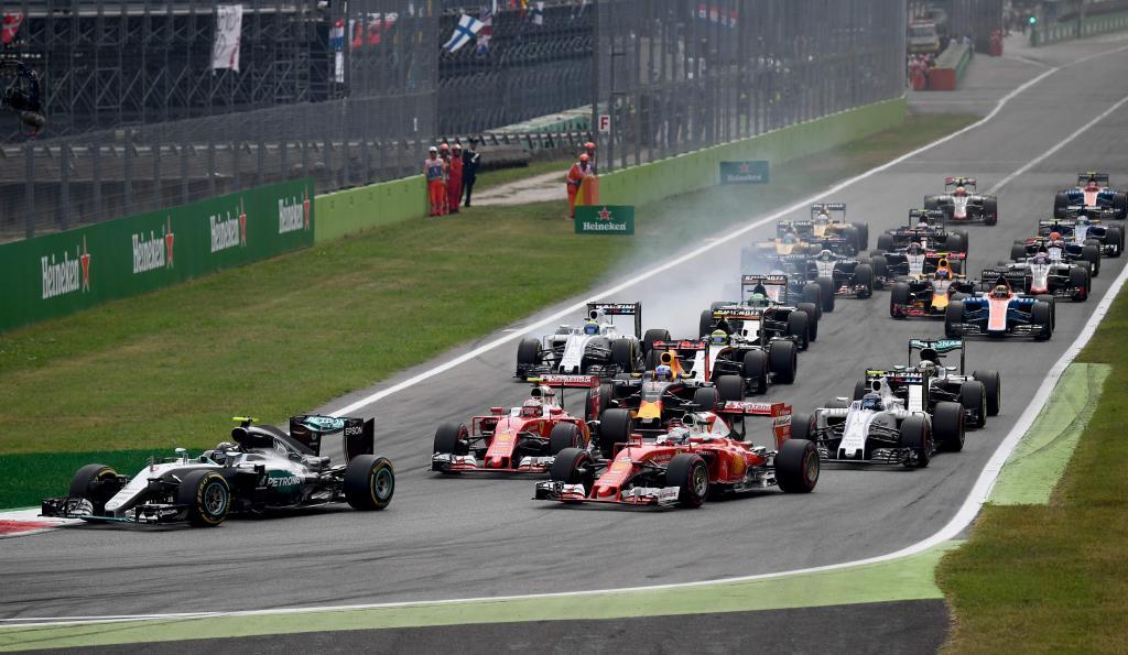 Rosberg y los dos Ferrari adelantan a Hamilton en la salida.