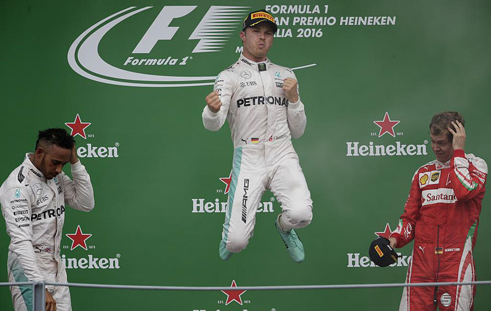 Rosberg celebra la victoria con Hamilton y Vettel en el podio.