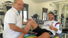 Pedro Chueca tratando a Sergio Ramos en su etapa de fisioterapeuta del...