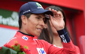 Nairo Quintana celebrando el maillot rojo.