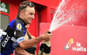 Gianluca Brambilla celebrando la victoria en la 15 etapa de la...
