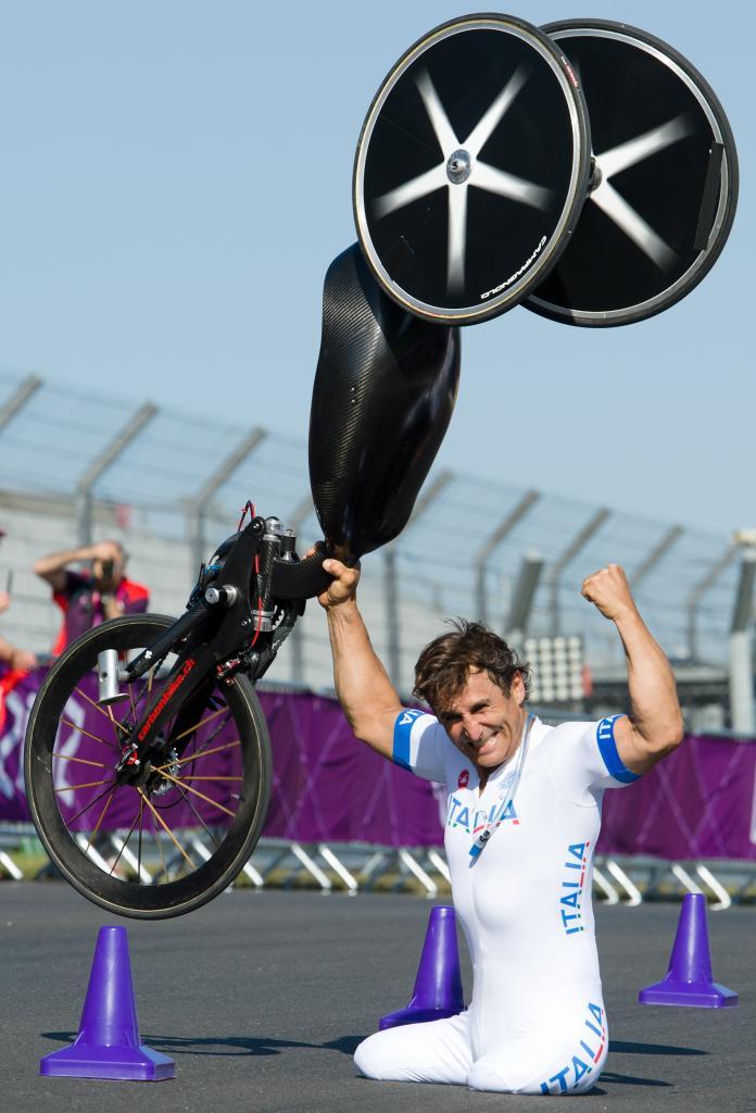 Alex Zanardi celebrando su victoria en los Juegos Paralmpicos de...