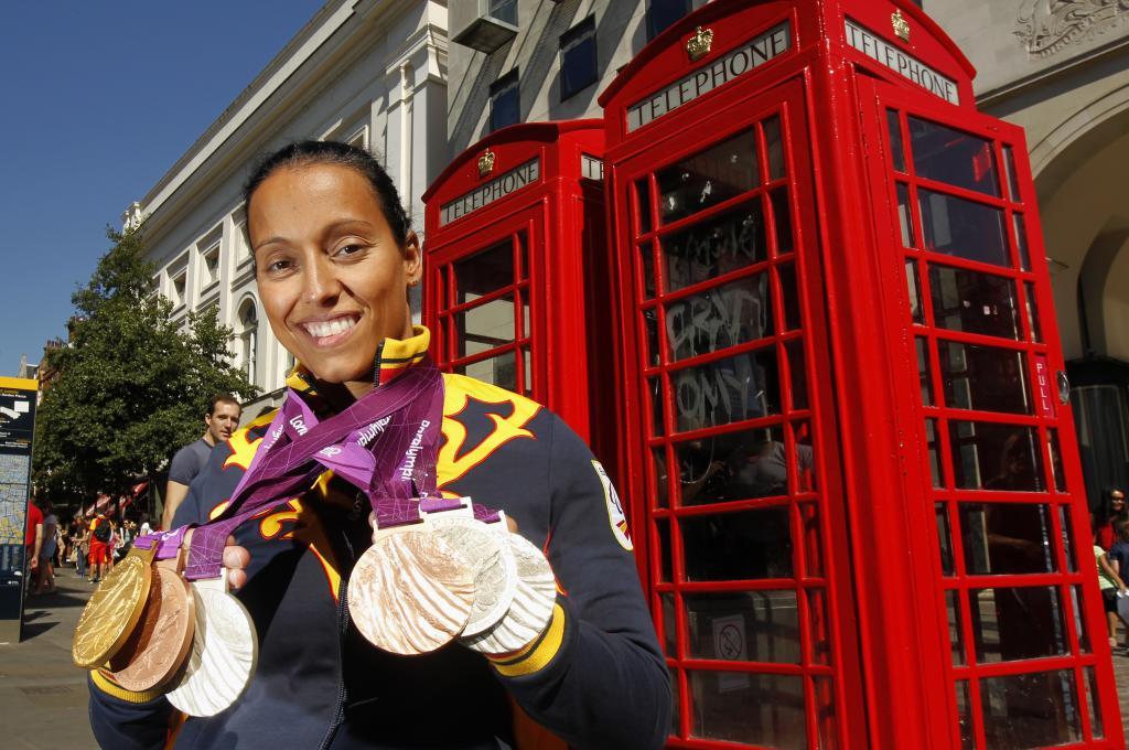 Teresa Perales posa para MARCA con sus seis medallas en Londres.