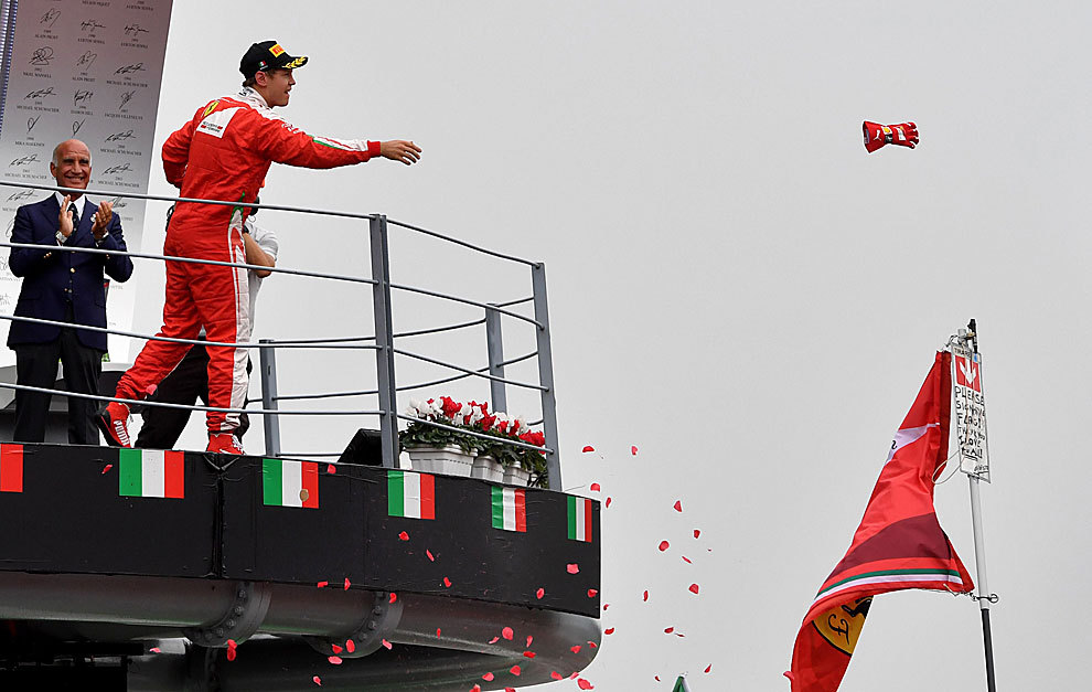 Vettel, en el podio, lanza un guante al pblico