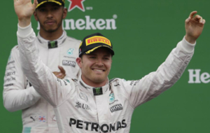 Rosberg saluda en el podio tras ganar el Gran Premio de Italia