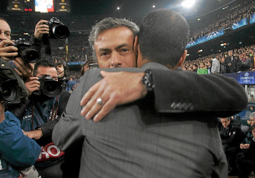 Mourinho y Guardiola se abrazan en el Bara-Inter de fase de grupos.