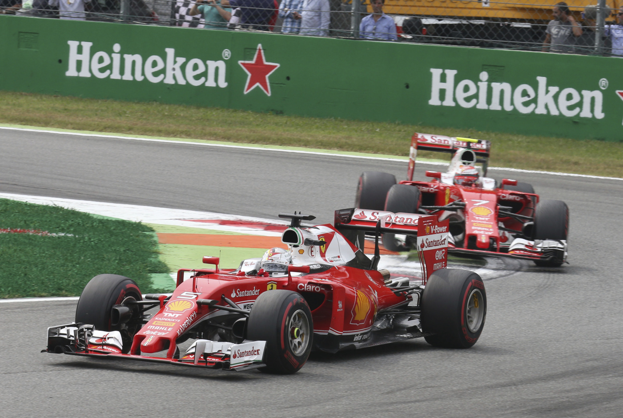Vettel y Raikkonen, durante la carrera en Monza