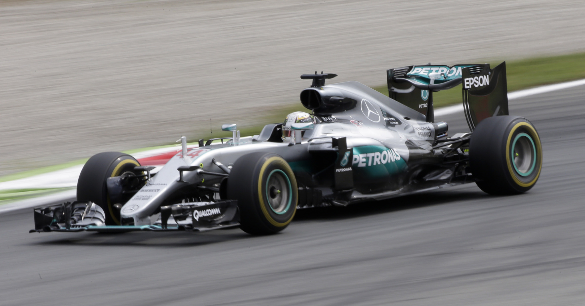 Hamilton, durante la carrera en Monza