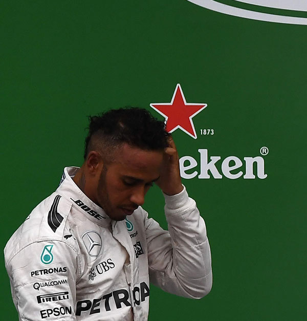 Hamilton, cabizbajo en el podio de Monza