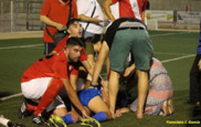 El jugador del Urgavona Castillo intenta ser reanimado por las...