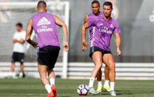 Cristiano y Benzema en el entrenamiento de este lunes en Valdebebas