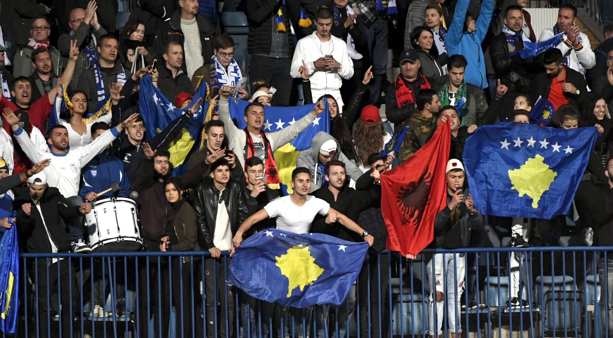 Aficionados kosovares en el debut ante Finlandia