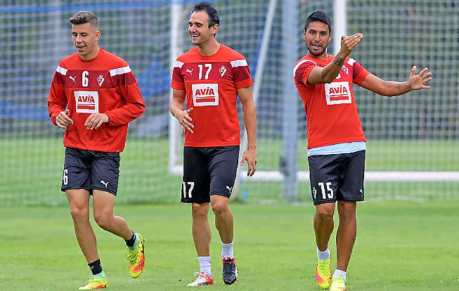 Rivera, Kike Garca y Dos Santos, en un entrenamiento.