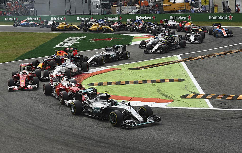 Rosberg lidera la carrera tras la segunda curva con Hamilton sexto.