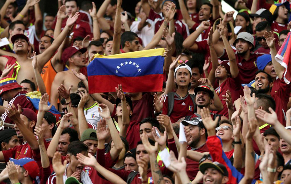 Aficionados venezolanos durante el partido