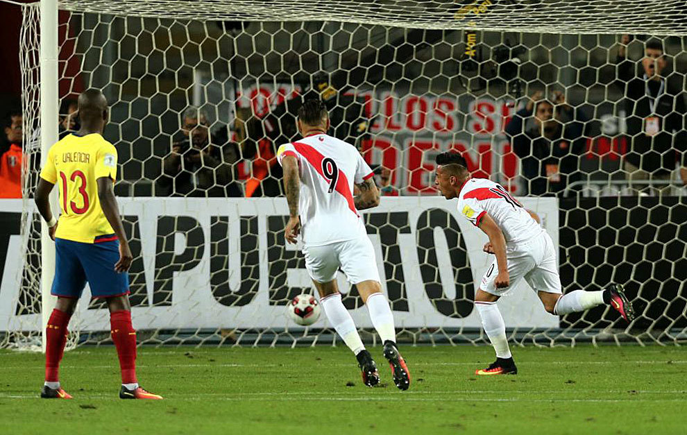 Cristian Cueva celebra el 1-0, logrado de penalti.