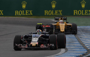 Carlos Sainz, por delante del Renault de Jolyon Palmer, durante el...