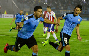 Luis Surez y Cavani celebran el gol del 9.