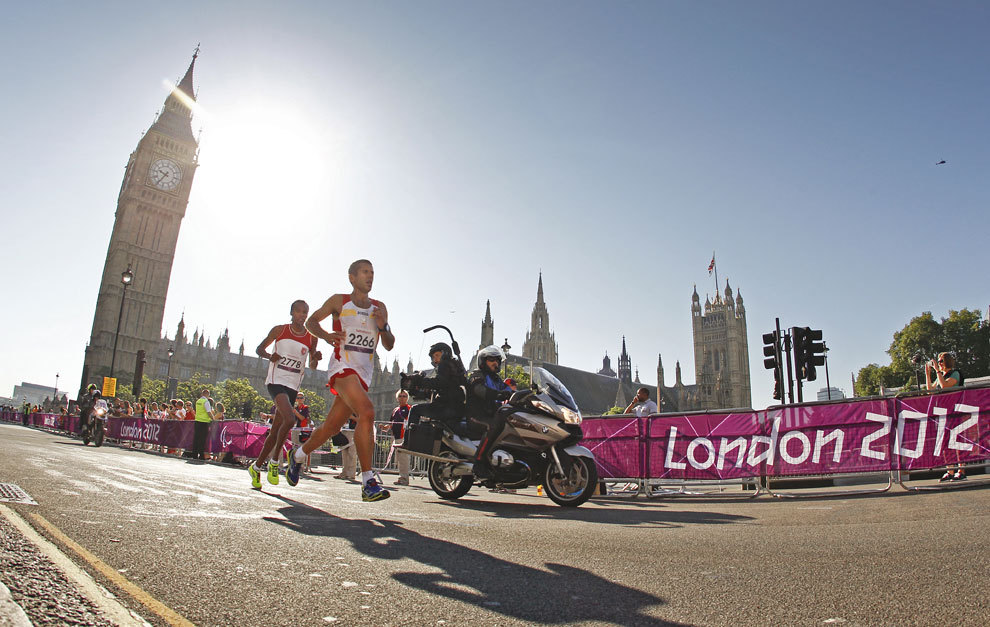 Alberto Surez durante la prueba de maratn de Londres en la que...