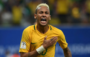 Neymar celebra su gol, el segundo de la &apos;canarinha&apos;.