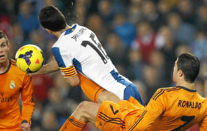 Bale, Javi Lpez y Cristiano pugnan por un baln en un paratido en...