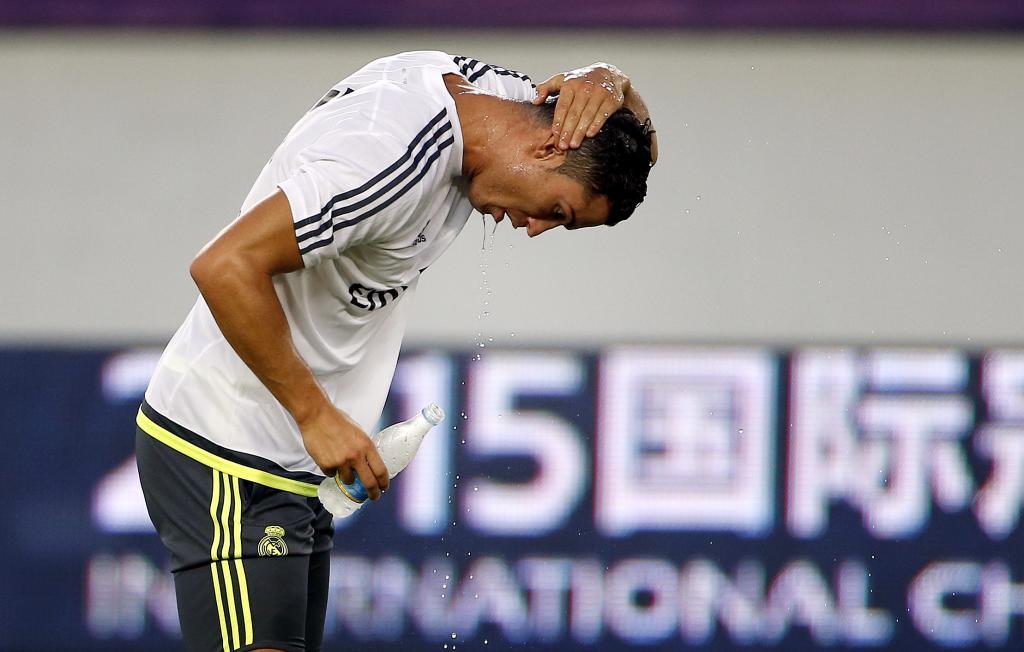 Cristiano Ronaldo se refresca, antes de un partido.