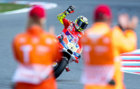 Iannone saluda sobre la moto durante el pasado GP de la Repblica...