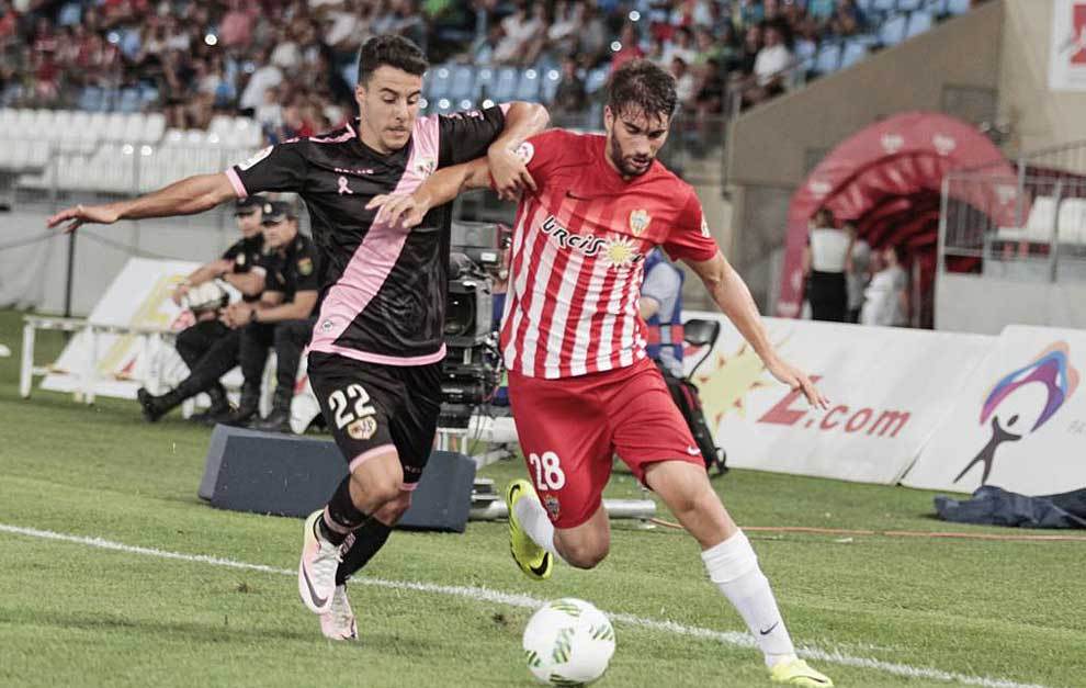 Diego Aguirre corta el avance de Josema durante el partido en Almera