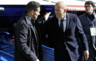 Simeone y Zidane se saludan en el ltimo derby madrileo. /