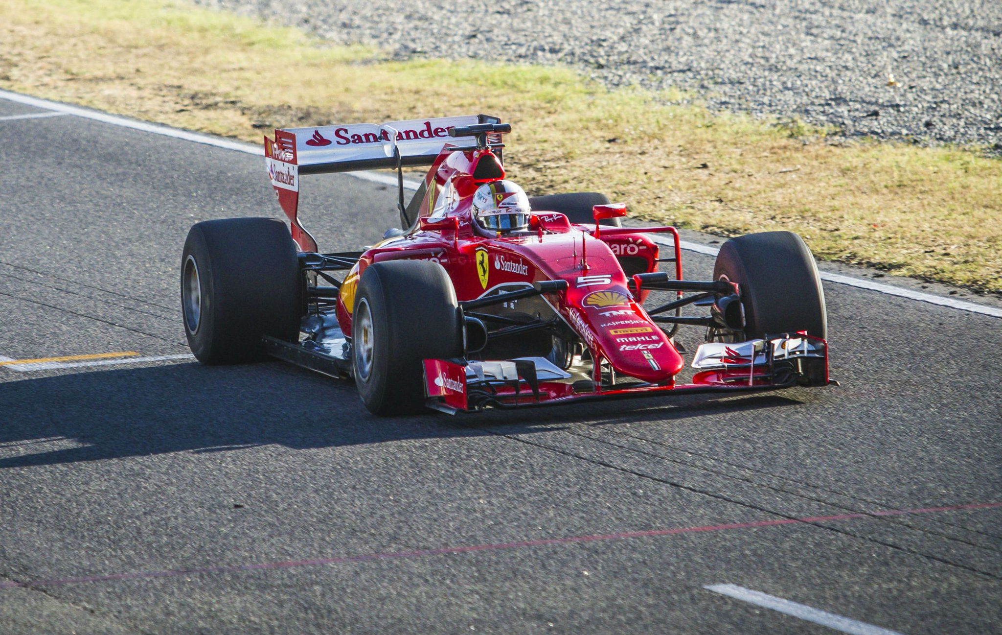Vettel, hoy en el Circuit con las impresionantes Pirelli de 2017
