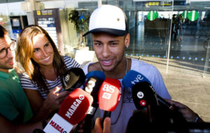 Neymar atiende a los medios a su llegada a Barcelona