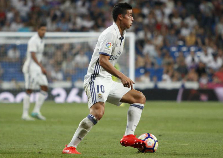 James controla el balón en un partido del Madrid