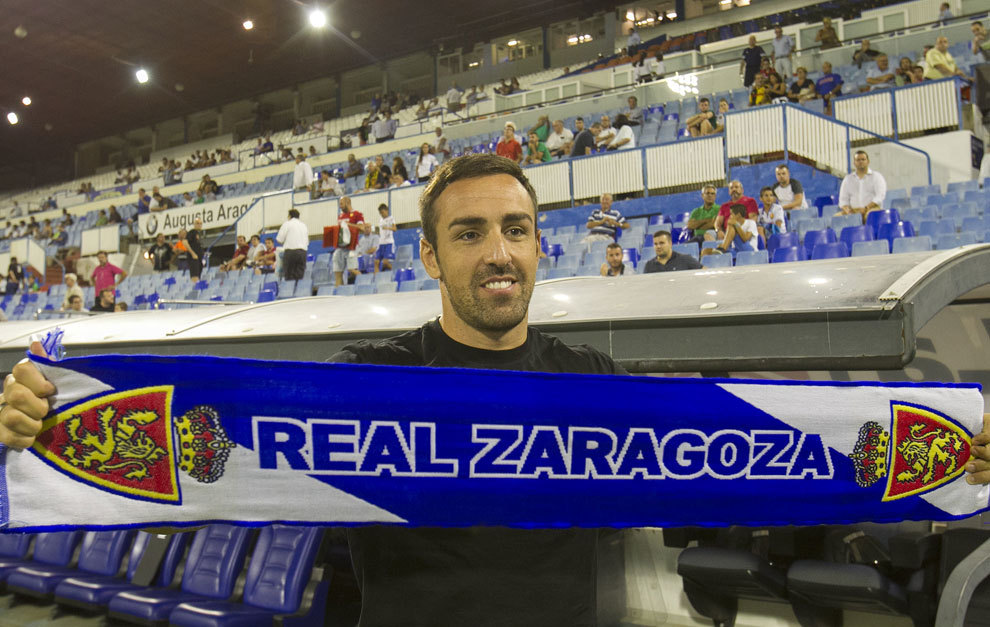 Jos Enrique posa con la bufanda del Real Zaragoza.