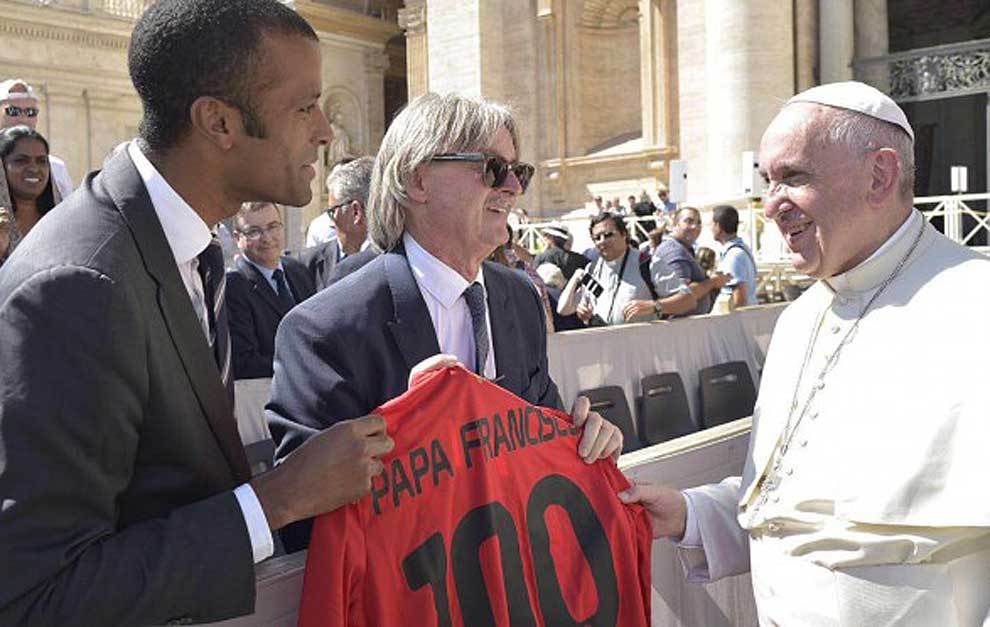 Monti y Maheta entregan la camiseta del Centenario al Papa Francisco