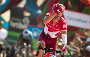 Lagutin, celebrando su triunfo en La Camperona durante la Vuelta 2016.