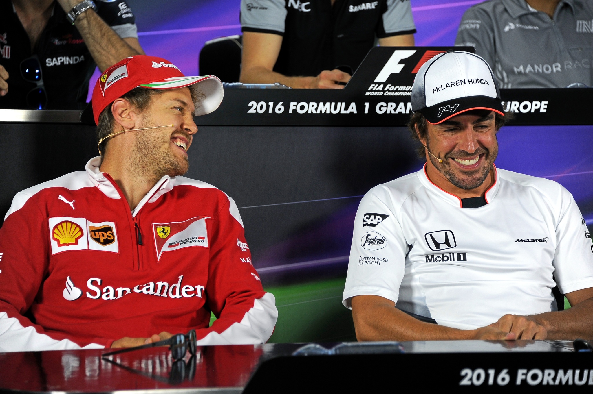 Vettel y Alonso, durante el GP de Bak