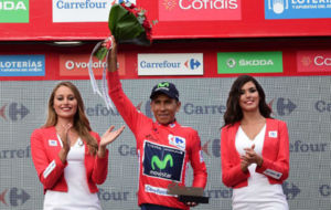 Quintana, vistiendo un da ms el maillot rojo de lder.
