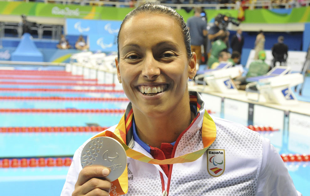 Teresa Perales posa con su plata en 200 libre en los Juegos...