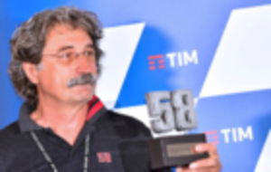 Paolo Simoncelli recibe un dorsal conmemorativo en el acto que...
