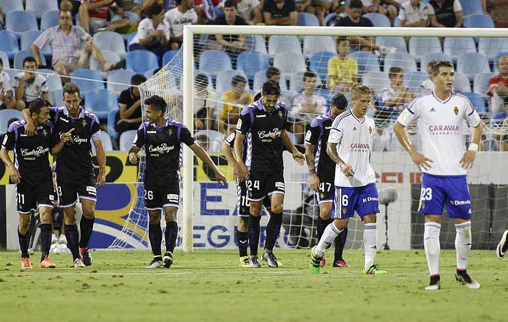Los jugadores del Valladolid celebran uno de los goles en La Romareda