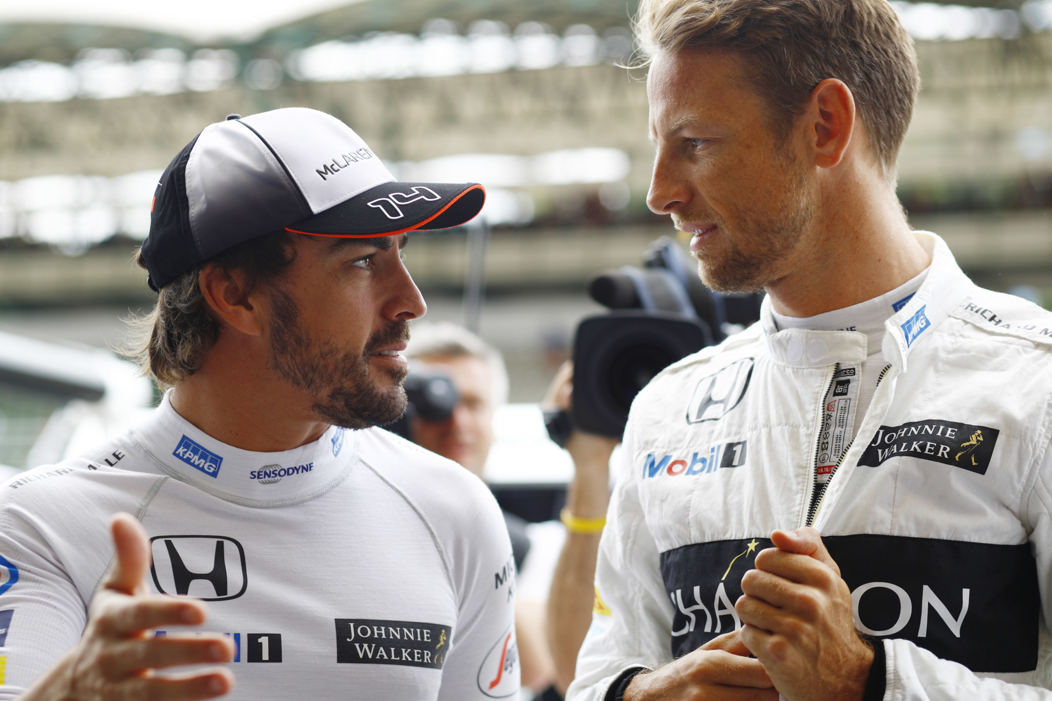 Alonso y Button durante el GP de Hungra